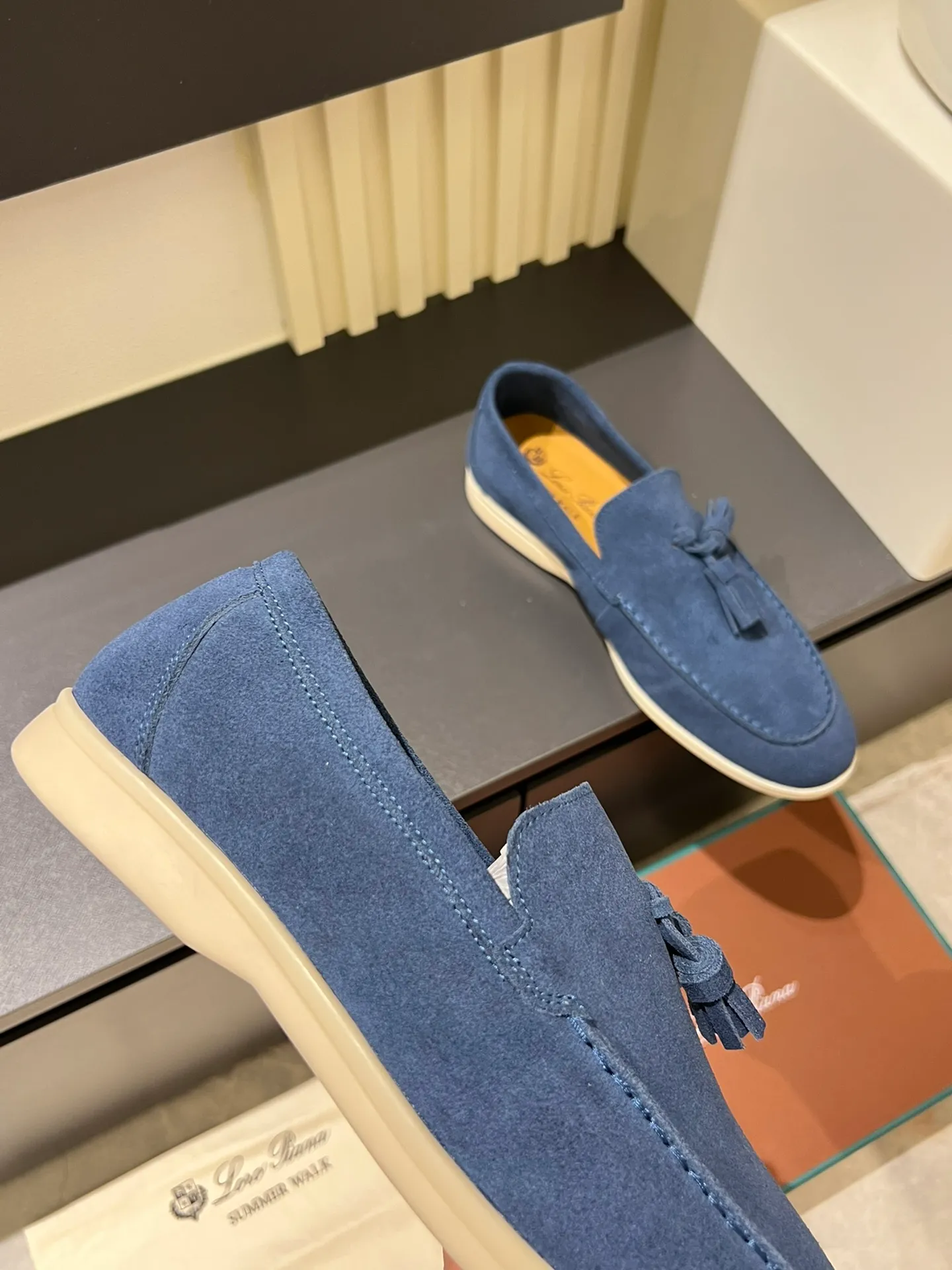 Men's shoes 💰p360 "Loro men's shoes 💰pian'*" Classic L men's shoes for couples 💰p Top version British flat loafers, a must-have item in old money style, the minimalist design is eye-catching and durable, a plus point for dressing The soft foot feel and texture are outstanding. They don’t scratch your feet and are very nice. They are matched with soft and waxy soles. They can be worn daily for a long time without getting tired. They are easy to wear, versatile and classic items, with perfect foot feel and texture! Imported cashmere fabric, the lining is made of imported A-grade water-dyed cow lining, the top version of the genuine leather midsole is sewn with pure handmade mark thread! Size: Female 35-40 (34. Customized) Male 38-44 (45.46. Customized)
